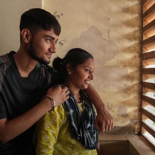 Mohit Singh and his mother Amrita: they are the protagonists of a long and ultimately unsuccessful journey across India in search of cures for her cancer