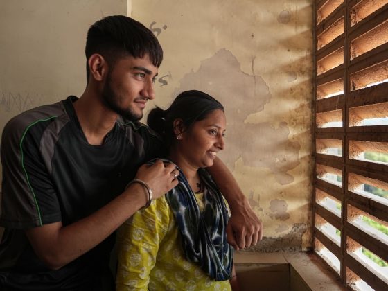 Mohit Singh and his mother Amrita: they are the protagonists of a long and ultimately unsuccessful journey across India in search of cures for her cancer