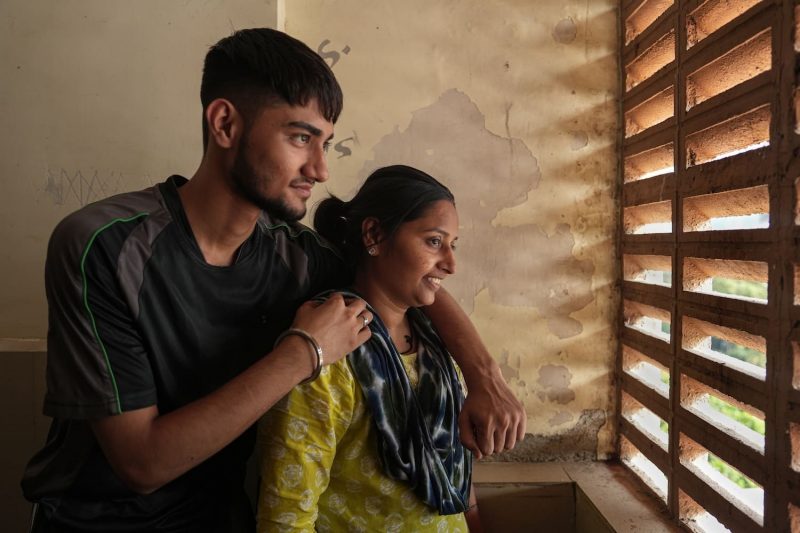 Mohit Singh and his mother Amrita: they are the protagonists of a long and ultimately unsuccessful journey across India in search of cures for her cancer